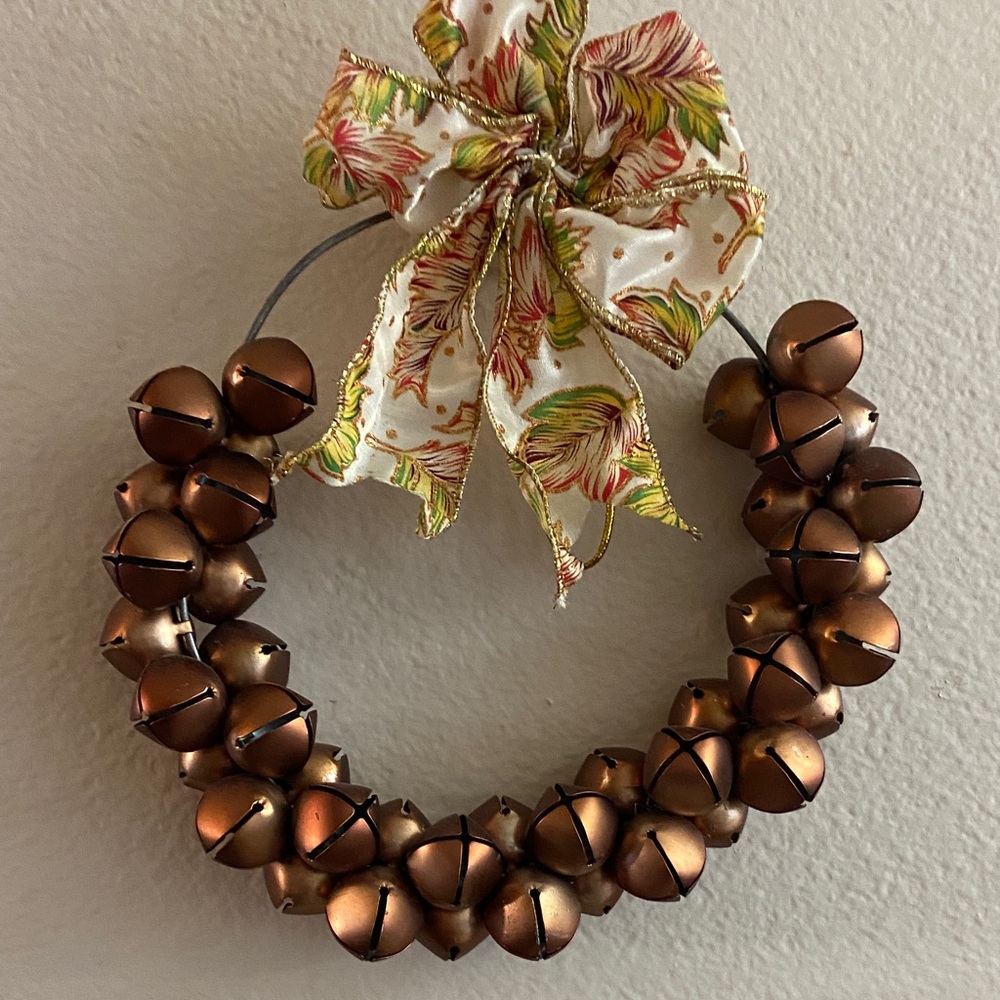 5/$10❤️❤️❤️Vintage 80s Festive Copper Tone Alloy Bell Wreath with Bow - Picture 1 of 3